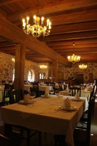 Un restaurante o sitio para comer en Klasztor Cedynia Hotel