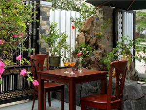 einen Holztisch und Stühle auf einer Terrasse in der Unterkunft Fireworks Homestay in Hoi An