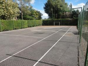um campo de ténis vazio com uma rede em Millhouse B&B em Ballymote