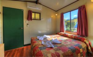 Giường trong phòng chung tại BIG4 Toowoomba Garden City Holiday Park