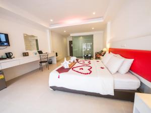 TV a/nebo společenská místnost v ubytování Armoni Patong Beach Hotel