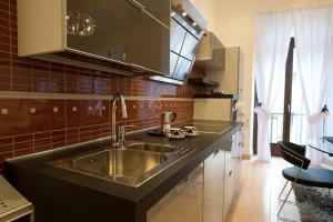 Majoituspaikan Appartamenti Luxury Arco keittiö tai keittotila