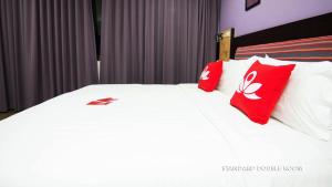 
A bed or beds in a room at Zen Rooms Residency
