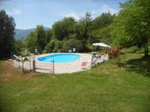 a swimming pool in a yard with a fence around it at La Capannella in Gallicano