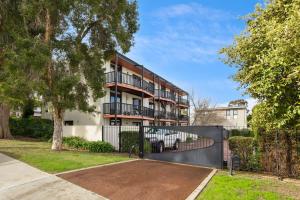 un edificio de apartamentos con valla y entrada en South Perth Executive Apartment, en Perth