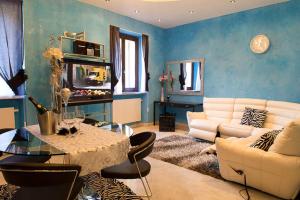 salon z kanapą i stołem w obiekcie Appartamenti Luxury Arco w Arco