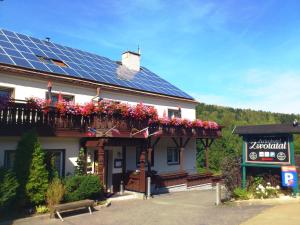 un edificio con paneles solares en el techo en Ferienhotel Zwotatal, en Zwota