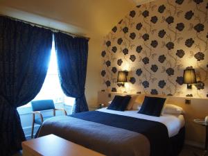 una camera d'albergo con letto e finestra di Thistle Hotel a Edimburgo