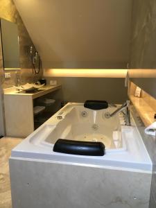 
A bathroom at Hotel Le Dixseptième
