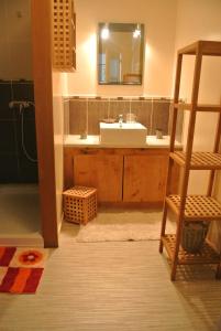 La salle de bains est pourvue d'un lavabo et d'un miroir. dans l'établissement La Ferme Fortin, à Gensac-la-Pallue