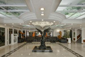 a lobby with a statue in the middle of it at Ever Luck Hotel in Kaohsiung