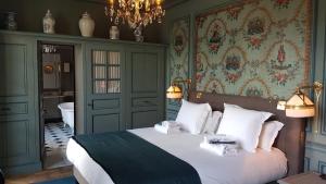 - une chambre avec un grand lit orné d'une peinture murale dans l'établissement Parc Royal Appartements, à Paris