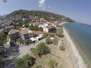 een luchtzicht op een stad naast de oceaan bij Zefiros in Agios Ioannis Pelio