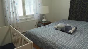 1 dormitorio con cama con almohada en Utajärven Pappila Olden Vicarage en Utajärvi