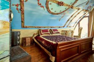 um quarto com uma cama de dossel e um relógio na parede em Dali Apartments em Skopje