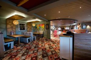 - un restaurant avec des tables et des chaises dans une salle dans l'établissement Sweet Chestnut, Dunfermline by Marston's Inns, à Dunfermline