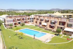 een luchtzicht op een groot appartementencomplex met een zwembad bij Millennium Golf Residences in Vilamoura