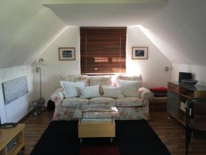 salon z kanapą i stołem w obiekcie Alte Donau w Wiedniu