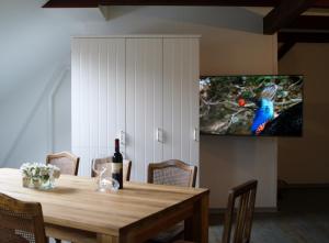 a dining room table with a bird on the wall at Schleusenhof Ferienwohnung in Spieka-Neufeld