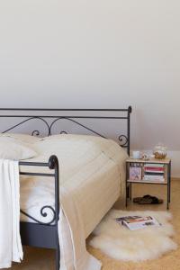 una cama con marco negro y una mesita de noche junto a ella en Landhaus 3 Birken, en Landkern