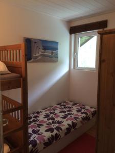 Dormitorio pequeño con litera y ventana en Lärchenhof Apartment Nr 8, en Innerkrems