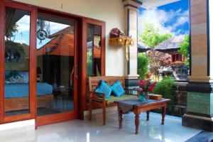 Balkón nebo terasa v ubytování CR Tris Rooms Seminyak