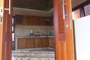 Kuchyň nebo kuchyňský kout v ubytování CR Tris Rooms Seminyak