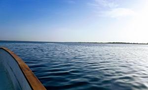 Mar LodjCampement Hakuna Lodge的水体中的小船