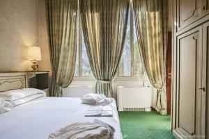 sypialnia z łóżkiem i oknem w obiekcie Aldrovandi Residence City Suites w Rzymie