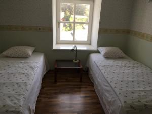 dwa łóżka w pokoju z oknem w obiekcie Alte Donau w Wiedniu