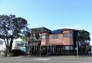 um prédio na beira de uma rua em Nice Hotel em New Plymouth
