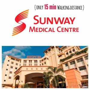 een bord voor het medisch centrum Sunway en een hotel bij Mixx Ekpress Sunway in Petaling Jaya