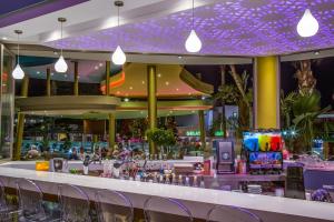 un bar en un casino con techos morados en Stamatia Hotel en Ayia Napa