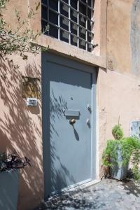drzwi z uchwytem na boku budynku w obiekcie Secret Rhome Loft w Rzymie