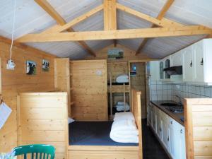 Kitchen o kitchenette sa Chalet - Camping 't Dekske
