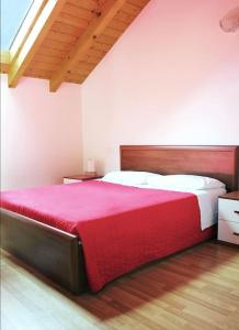 コーリコにある"Il Cortile" Apartmentのベッドルーム1室(赤毛布付きの大型ベッド1台付)