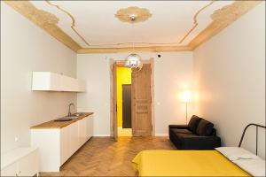 una camera con cucina e soggiorno di Terra Studio Rejtana a Breslavia