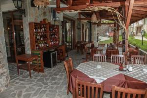 A restaurant or other place to eat at OLYMP Apart-Complex
