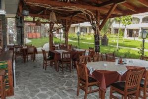 A restaurant or other place to eat at OLYMP Apart-Complex