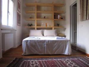 アオスタにあるBBCentro - Break in Bed Centroのラグ付きの部屋にベッド付きのベッドルーム1室があります。