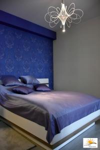 コウォブジェクにあるApartament Sun & Sand Polankiの青い壁のベッドルーム1室