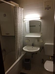 y baño con lavabo, espejo y bañera. en Lärchenhof Apartment Nr 8, en Innerkrems