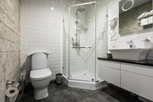 une salle de bain avec toilettes, lavabo et douche dans l'établissement Tbilisi Times, à Tbilissi