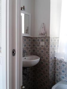 MassaにあるIL PRINCIPINO B&Bのバスルーム(洗面台、鏡付)
