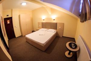 1 dormitorio con 1 cama blanca en una habitación en Vila Bueno Sat Vacanta en Mamaia