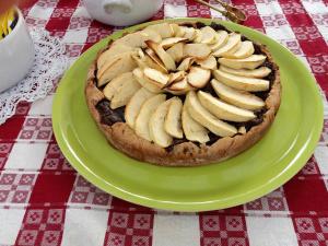 a apple pie on a green plate on a table at IL PRINCIPINO B&B in Massa