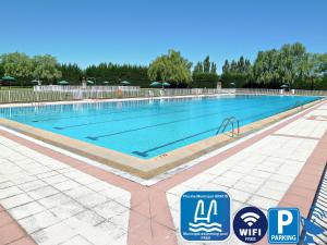 a large swimming pool at a holiday resort at Casa Rural Antonio in Vitigudino
