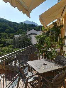 eine Terrasse mit einem Tisch und Stühlen auf dem Balkon in der Unterkunft Il Covo delle Civette in Vietri