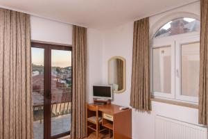 um quarto com uma secretária, um computador e uma janela em B&B Villa Paula em Trogir