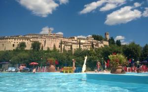 una gran piscina con un gran edificio en el fondo en Appartamenti Monte Alago, en Nocera Umbra